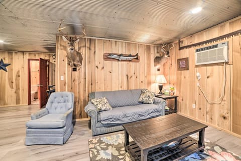 Charming New Concord Cabin on 50-Acre Farm! House in Lake Barkley