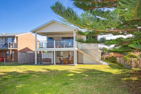 Watermans Pet Friendly 1 Min Walk to Beach House in Culburra Beach