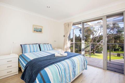 Watermans Pet Friendly 1 Min Walk to Beach House in Culburra Beach