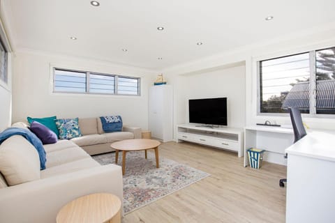 Watermans Pet Friendly 1 Min Walk to Beach House in Culburra Beach