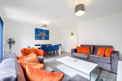 Modern 5 Bedroom 3 Bathroom Serviced House Aylesbury with parking By 360Stays House in Aylesbury Vale