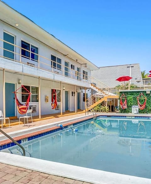 Walk to Dania Beach Holiday Retreat Miami Pool Condo in Hollywood Beach