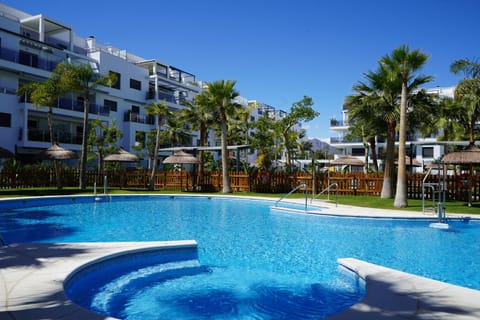 Property building, Day, Pool view, Swimming pool, sunbed