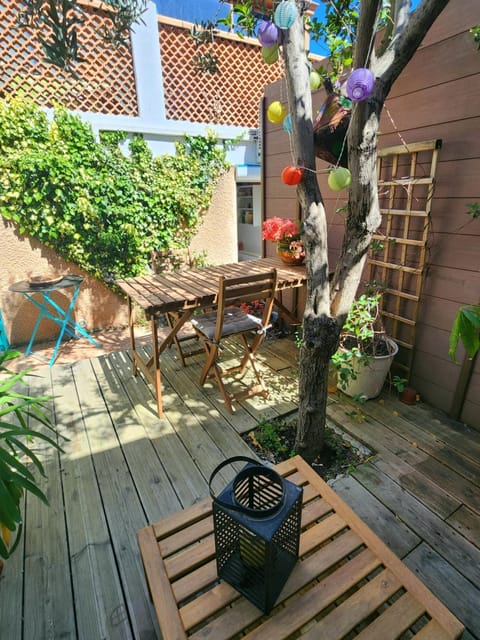 Property building, Garden, Dining area, Garden view