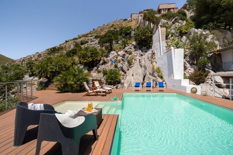 Villa vista mare con piscina privata a Mondello Villa in Palermo