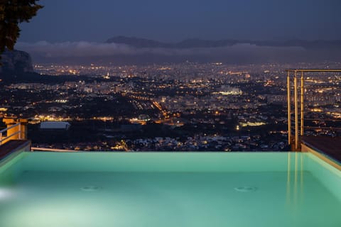 Villa vista mare con piscina privata a Mondello Villa in Palermo