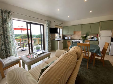 Property building, Kitchen or kitchenette, Seating area, Dining area, minibar, pet friendly