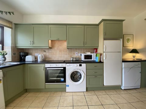 Property building, Coffee/tea facilities, Kitchen or kitchenette, dishwasher, minibar, pet friendly, toaster, washing machine