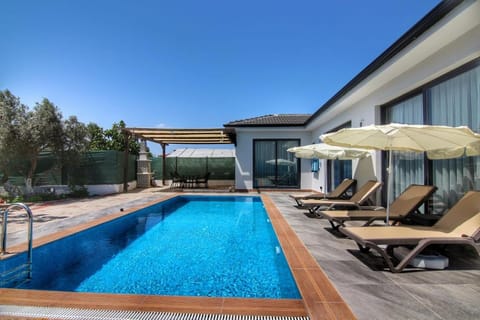 Property building, Day, Pool view, Swimming pool, sunbed