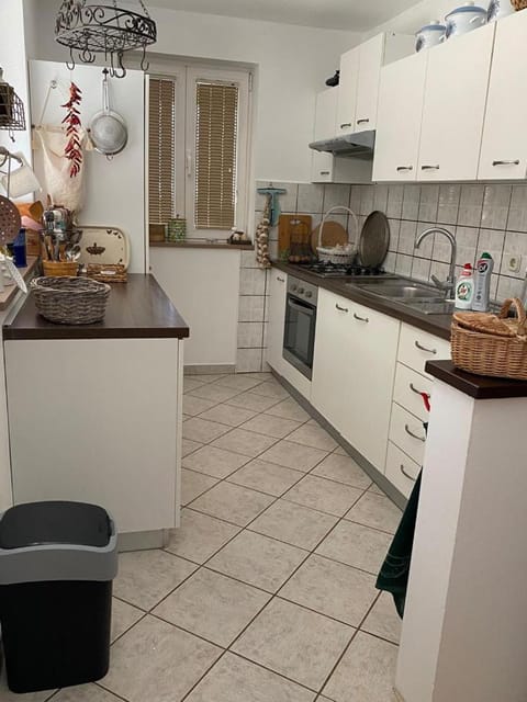 Kitchen or kitchenette, pet friendly, stove
