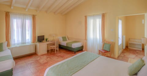 Bed, TV and multimedia, Living room, Photo of the whole room, Bedroom, hair dresser