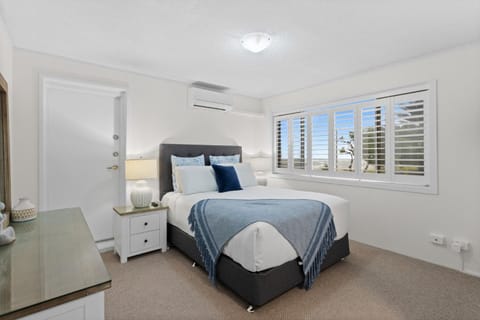 Wake to Waves in Spacious 3-Bed Beachfront Unit Appartement in Mermaid Beach