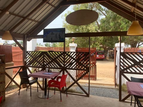 Ezime Guesthouse And Pizzeria Alojamiento y desayuno in Ghana