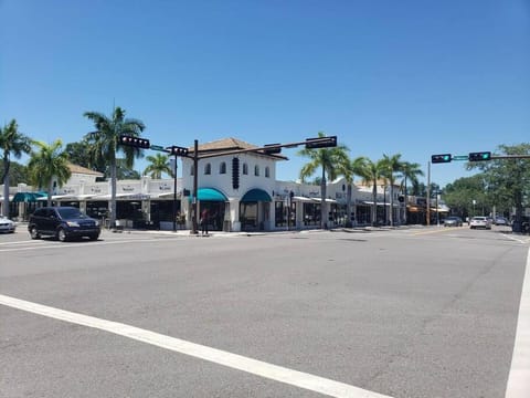 Cosmopolitan Suite, Centrally located to Downtown and the beach. Apartment in Sarasota