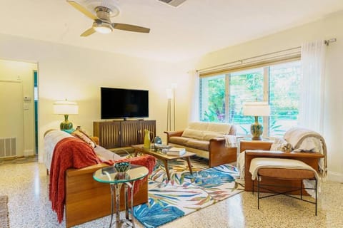 Beautiful Glam Mid-Century 1 block from Sarasota bay with Firepit House in Sarasota