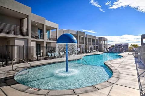 Sunny Resort Townhome and Balcony and Pool Access House in St George