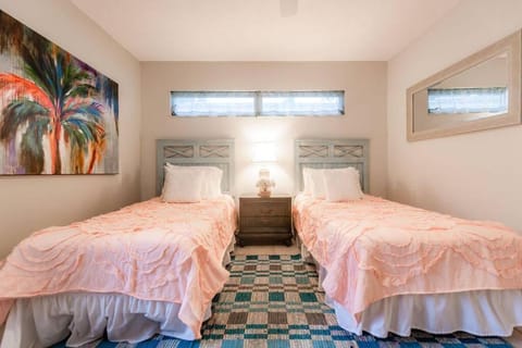 Boutique Chic Villa. Steps From Pool, Pier, & Beach. Find Your Vacation Here. Villa in Siesta Beach