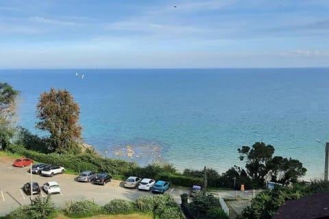 Appartement pleine vue mer au bord de la plage Apartment in Étables-sur-Mer