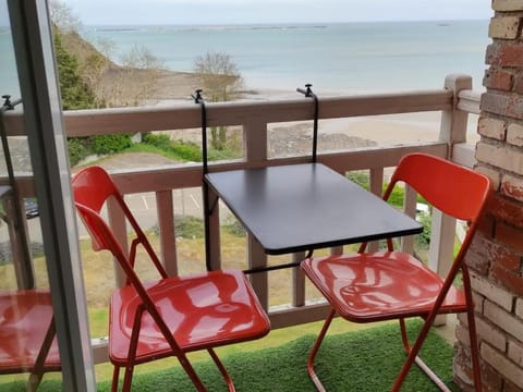 Appartement pleine vue mer au bord de la plage Apartment in Étables-sur-Mer