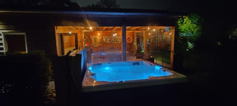 Ecolodge prive sauna, prachtige tuin, jacuzzi en warm zwembad Condo in Tilburg