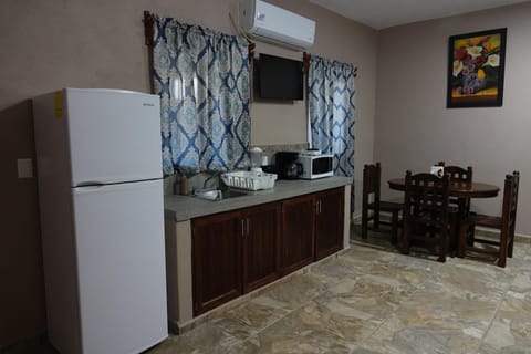 Coffee/tea facilities, Kitchen or kitchenette, Dining area