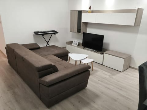Modern Apartment with Large Outdoor Area - Sleeps 7, Close to Malta International Airport Condominio in Malta