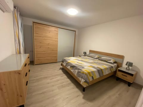 Modern Apartment with Large Outdoor Area - Sleeps 7, Close to Malta International Airport Condominio in Malta