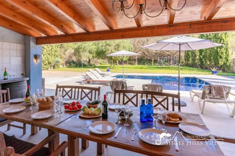 Spacious Villa Santa Fe - private pool, big garden and A/C close to Sitges Villa in Garraf