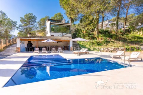 Spacious Villa Santa Fe - private pool, big garden and A/C close to Sitges Villa in Garraf