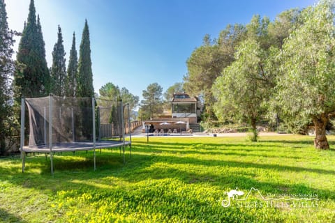 Spacious Villa Santa Fe - private pool, big garden and A/C close to Sitges Villa in Garraf