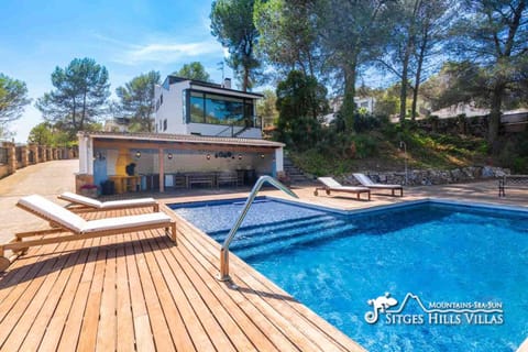 Spacious Villa Santa Fe - private pool, big garden and A/C close to Sitges Villa in Garraf