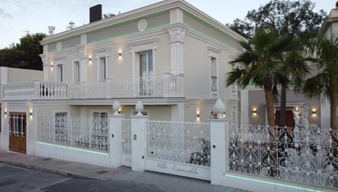 Property building, Facade/entrance, Garden, Living room