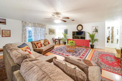 Spacious Group Retreat 15 Mi to Dtwn San Antonio! Villa in San Antonio