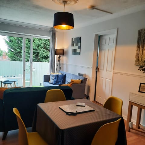Blenheim Way is a beautiful apartment in a quiet location yet minutes from major attractions and City centre Great for families Sleeps 6 Condo in The Royal Town of Sutton Coldfield
