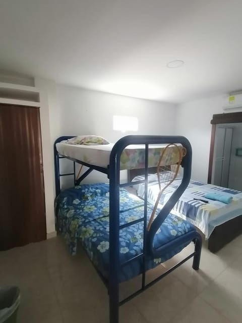 Habitaciones y apartamento fania Bed and Breakfast in Gaira