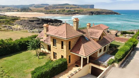 La Casona de la Playa Villa in Cantabria