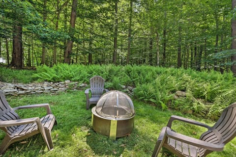 Sweetfern Gouldsboro Cabin Deck and Lake Access House in Pocono Mountains