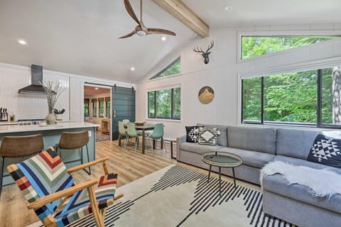 Sweetfern Gouldsboro Cabin Deck and Lake Access House in Pocono Mountains