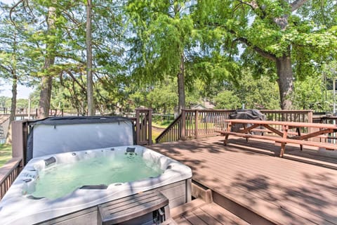 Waterfront Home in Tool Dock, Hot Tub and Fire Pit! Casa in Tool