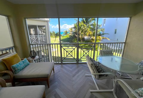 Beach Living at the Retreat Apartamento in Sand Point Road