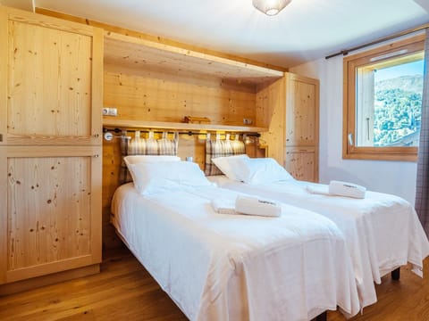 Chalet Eceel: Chalet Luxueux 9 Pers · Accès Piste · Terrasse · Poêle à Bois · Wifi · Parking - FR-1-344-723 Chalet in St Martin Belleville