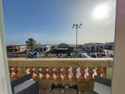 Balcony/Terrace, Living room, Landmark view, Sea view