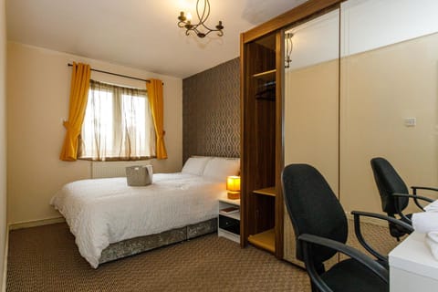 4 beds Sleeps 5- Elegance Leisure Stay, Oldham Maison in Oldham