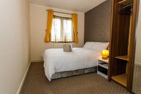 4 beds Sleeps 5- Elegance Leisure Stay, Oldham House in Oldham