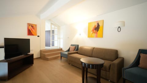 Communal lounge/ TV room, TV and multimedia, Living room, Seating area, Evening entertainment