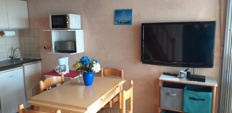 TV and multimedia, Kitchen or kitchenette, Dining area, minibar, stove