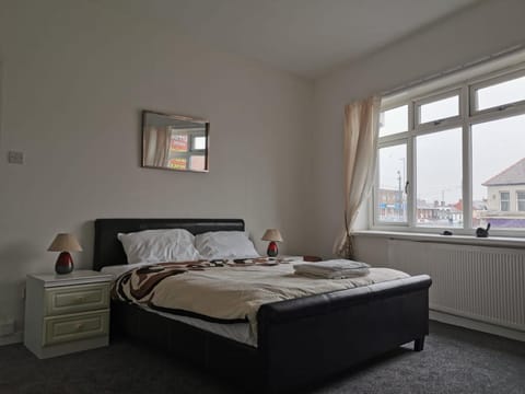 Victoria's Apartment - 3 Large Bedroom Condo in Blackpool