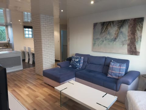 "l'hippocampe", climatisé, 60 m2 , 2 chambres, très calme, plage des sablettes et commerces à 3 minutes à pied, wifi, parking gratuit, lit king size Apartment in La Seyne-sur-Mer