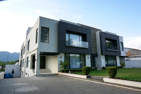 Property building, Facade/entrance, Garden