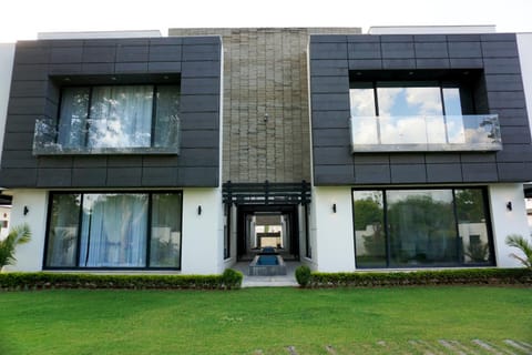 Property building, Facade/entrance, Garden